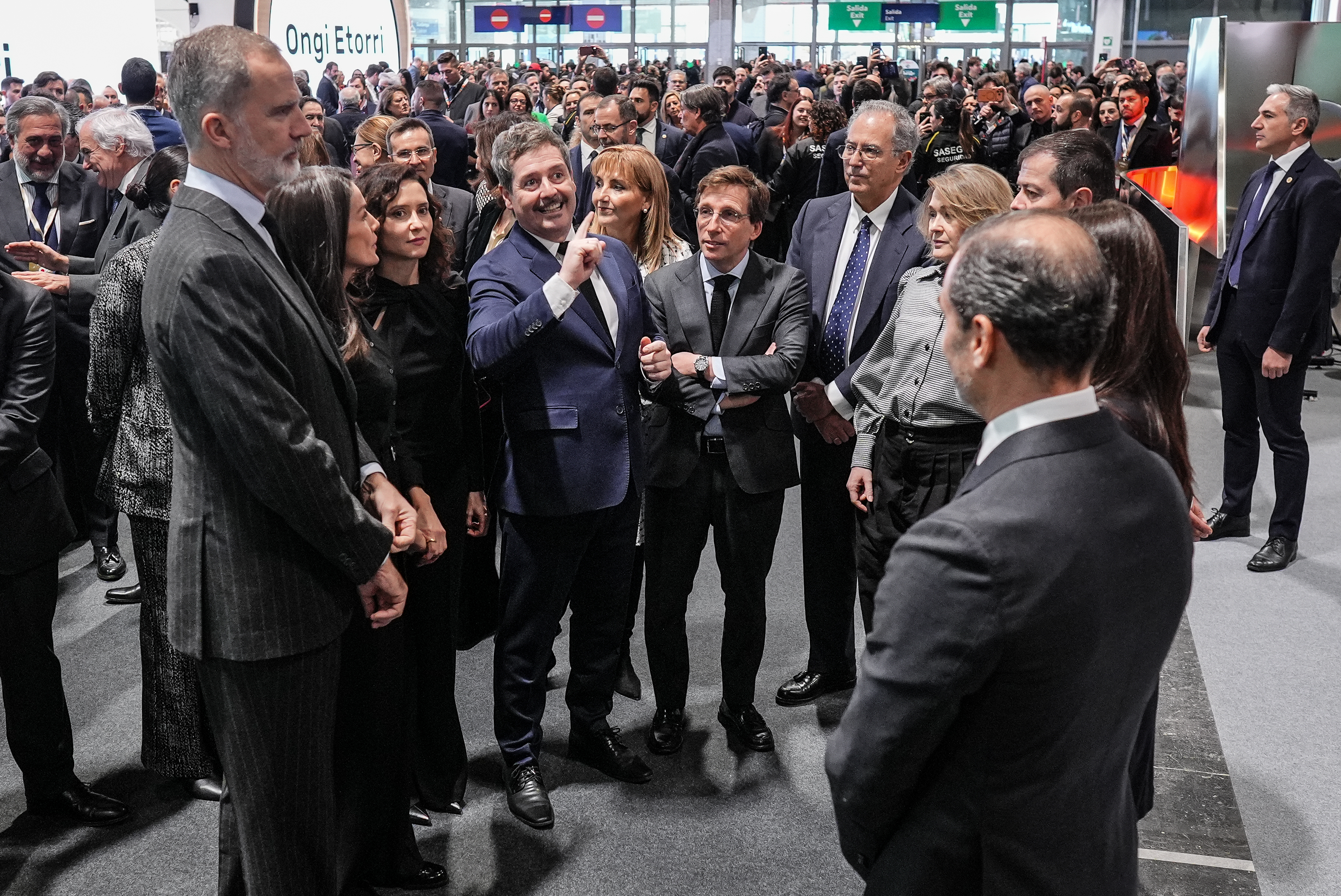Almeida recibe a los reyes de España en el estand de Madrid en FITUR ...