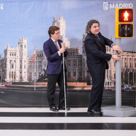 Almeida visita el centro de referencia de accesibilidad para toda Espa&ntilde;a de la ONCE