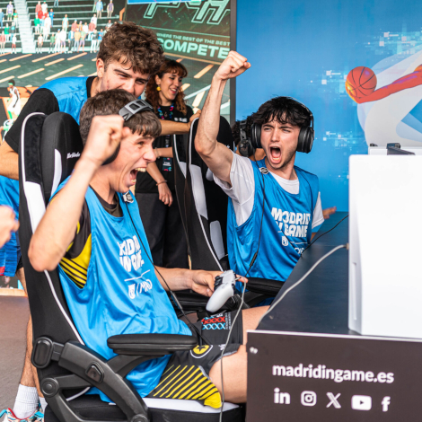 J&oacute;venes ganando una competici&oacute;n de eSports en Madrid In Game