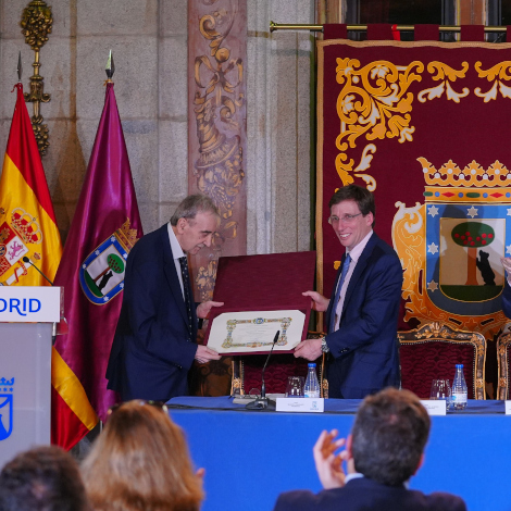 El escritor Manuel Longares gana el I Premio Sentir Madrid, por &ldquo;una longeva carrera y por ser uno de los grandes retratistas de la ciudad&rdquo;