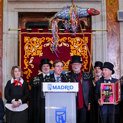 Almeida y la Alegre Cofrad&iacute;a del Entierro de la Sardina despiden el carnaval recordando que Madrid &ldquo;siempre ha sabido re&iacute;rse de s&iacute; mismo&rdquo;