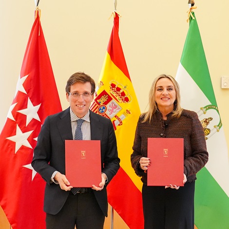 Almeida y Carazo tras la firma del acuerdo