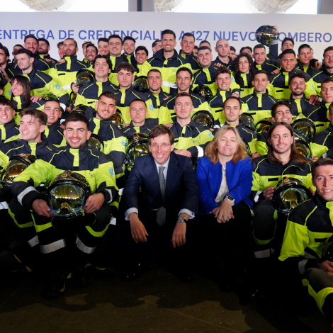 Almeida da la bienvenida a los 127 nuevos bomberos especialistas del Ayuntamiento