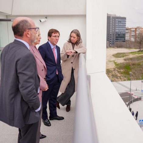 Almeida visita el nuevo edificio multifuncional de Guindalera