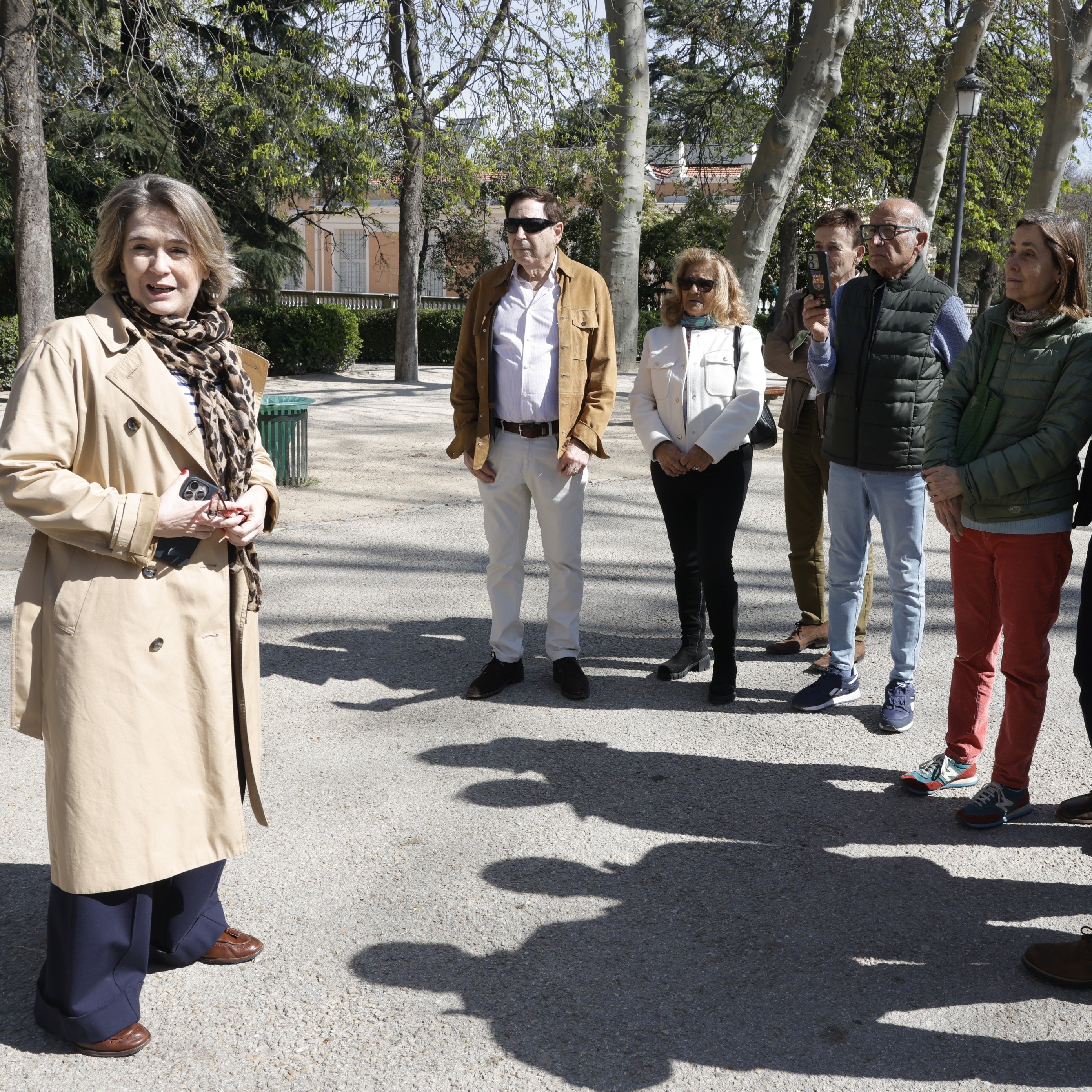 Rivera de la Cruz junto a los familiares de los homenajeados