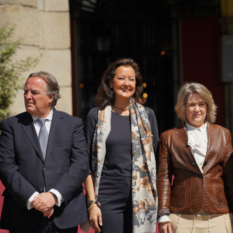 Cerca de un centenar de tambores, barriles, bombos y timbales llenan el centro de Madrid para despedir la Semana Santa