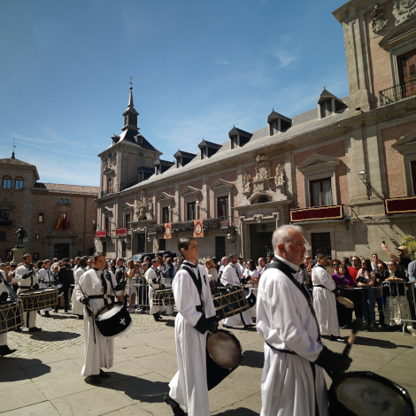Cerca de un centenar de tambores, barriles, bombos y timbales llenan el centro de Madrid para despedir la Semana Santa