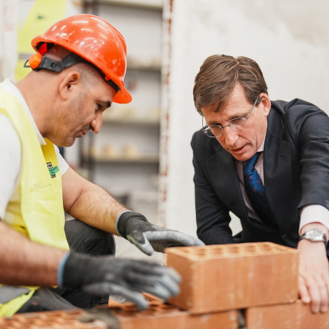 El alcalde de Madrid, Jos&eacute; Luis Mart&iacute;nez-Almeida, ha visitado esta ma&ntilde;ana la Escuela Municipal de Empleo Verde y Oficios
