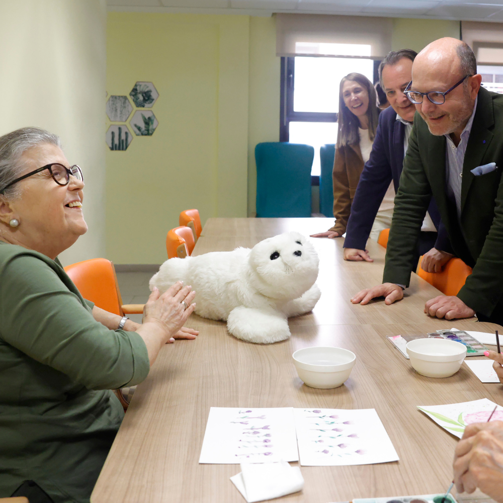 Fern&aacute;ndez visita un centro de d&iacute;a municipal que ha incorporado el robot terap&eacute;utico Nuka