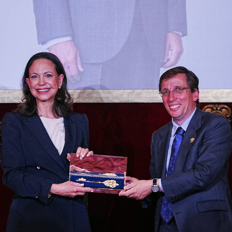 Almeida entrega la Llave de Oro de Madrid a Mar&iacute;a Corina Machado por su lucha &ldquo;por la libertad, la democracia y la paz&rdquo;