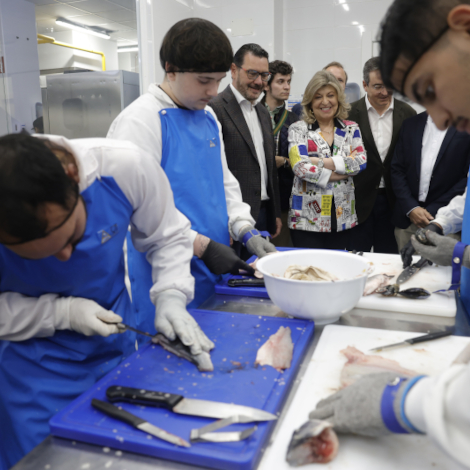 Hidalgo visita los talleres de empleo de carnicer&iacute;a y pescader&iacute;a en la Escuela Municipal de Hosteler&iacute;a y Alimentaci&oacute;n