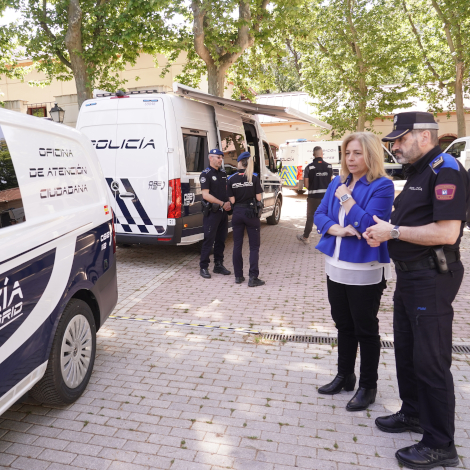La vicealcaldesa de Madrid y delegada de Seguridad y Emergencias, Inma Sanz, ha presentado esta ma&ntilde;ana en el Escuadr&oacute;n de Caballer&iacute;a los 25 nuevos veh&iacute;culos 