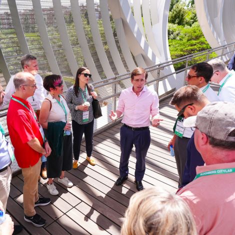 Jos&eacute; Luis Mart&iacute;nez-Almeida durante su visita a Madrid R&iacute;o junto a una delegaci&oacute;n de alcaldes participantes en Bloomberg Citylab