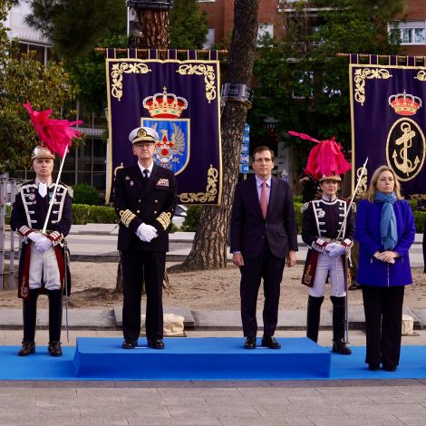 El alcalde de Madrid, Jos&eacute; Luis Mart&iacute;nez-Almeida, con el JEMAD y la vicealcaldesa en el acto de izado de la bandera