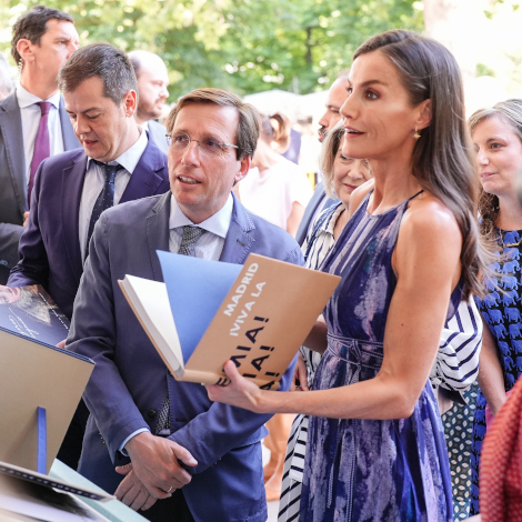 El alcalde de Madrid, Jos&eacute; Luis Mart&iacute;nez-Almeida, acompa&ntilde;a a la reina Letizia en la inauguraci&oacute;n de la Feria del Libro de Madrid