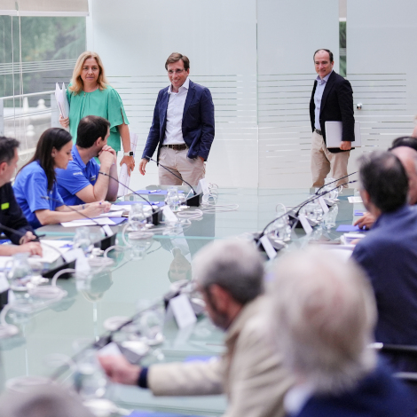El alcalde de Madrid, Jos&eacute; Luis Mart&iacute;nez-Almeida, preside una reuni&oacute;n con representantes de los servicios municipales con motivo de la visita del papa Le&oacute;n XIV a la capital
