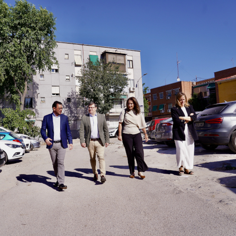 El delegado de Pol&iacute;ticas de Vivienda y presidente de la Empresa Municipal de la Vivienda y Suelo de Madrid (EMVS Madrid), &Aacute;lvaro Gonz&aacute;lez, junto al concejal de Villa de Vallecas, Carlos Gonz&aacute;lez, durante la visita a la Colonia Nuestra Se&ntilde;ora de las Nieves