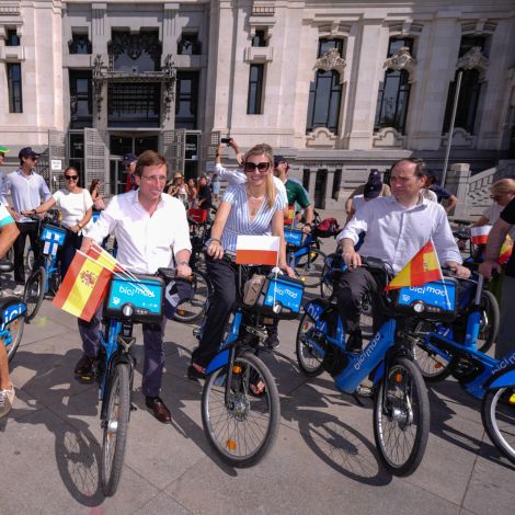 El alcalde en la plaza de Cibeles junto a una treintena de representantes diplom&aacute;ticos que han llegado hasta el Templo de Debod en bici