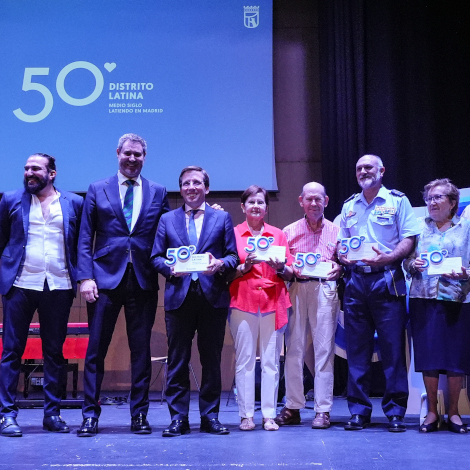 El alcalde de Madrid, Jos&eacute; Luis Mart&iacute;nez-Almeida, junto al concejal de Latina, Alberto Gonz&aacute;lez, en la gala del 50&ordm; aniversario de la constituci&oacute;n del distrito