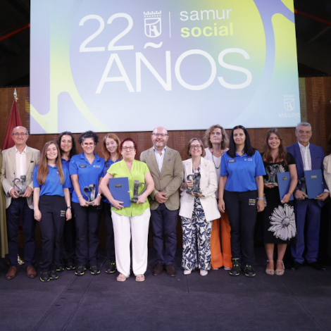 El delegado de Pol&iacute;ticas Sociales, Familia e Igualdad, Jos&eacute; Fern&aacute;ndez entrega los Reconocimientos SAMUR Social 2026
