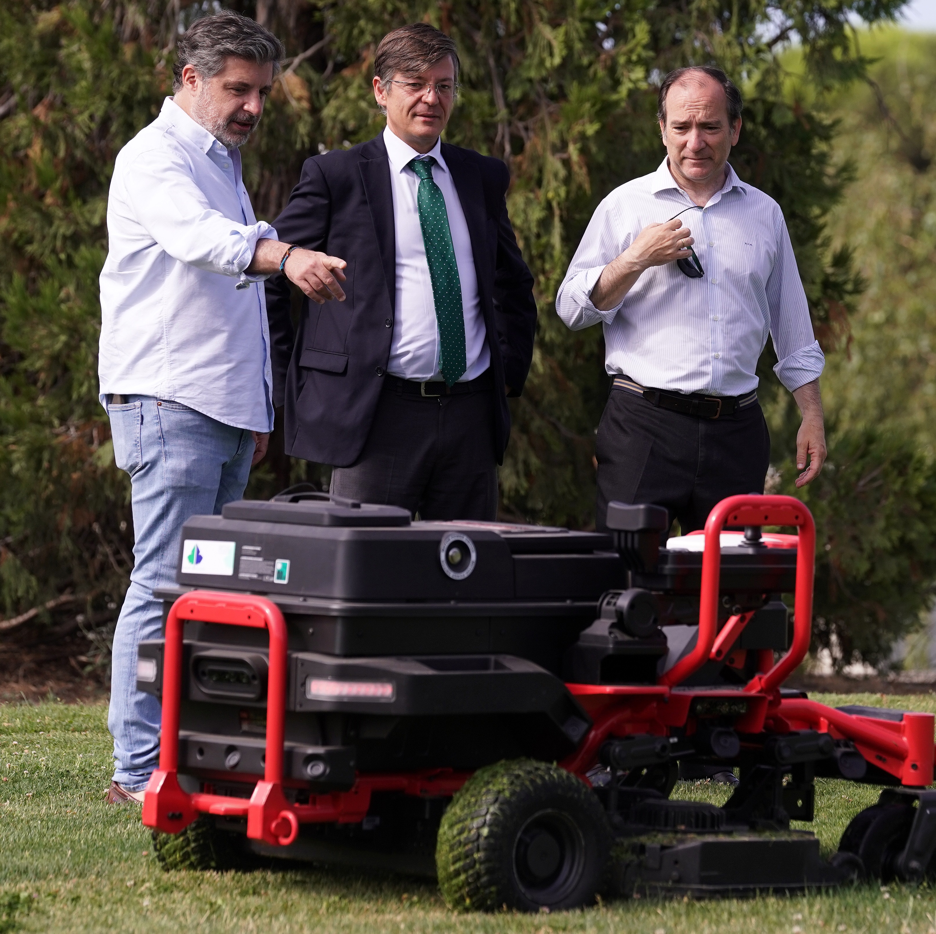 El parque Juan Carlos I estrena un equipo de segadoras aut&oacute;nomas para un mantenimiento sostenible y de precisi&oacute;n en sus zonas verdes 