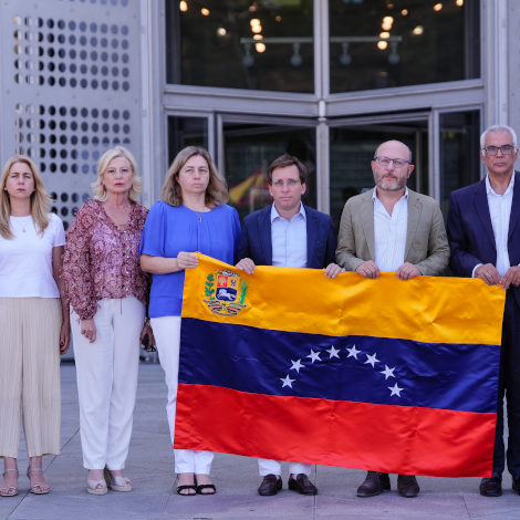 El Ayuntamiento guarda un minuto de silencio por las v&iacute;ctimas de los terremotos en Venezuela 