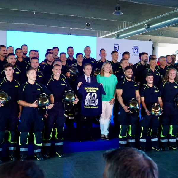 Almeida da la bienvenida a los 60 nuevos bomberos conductores del Ayuntamiento 