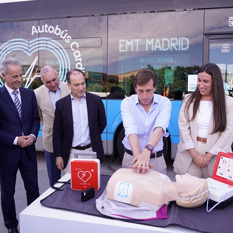 El Ayuntamiento instala desfibriladores en toda la flota de autobuses de EMT Madrid