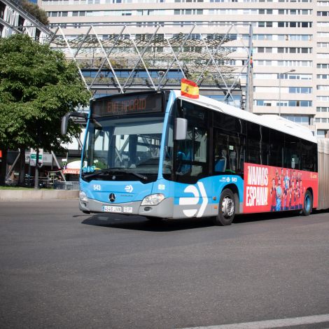 Autob&uacute;s de la EMT vinilado con motivo del Mundial de F&uacute;tbol