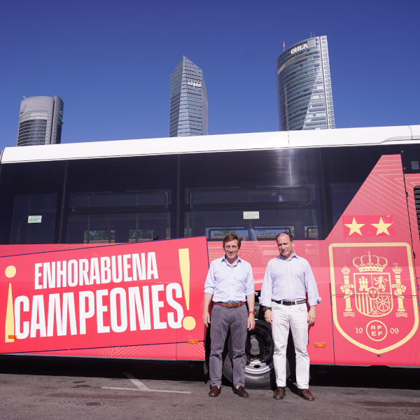 Almeida coloca la segunda estrella al autob&uacute;s de EMT dedicado al triunfo de Espa&ntilde;a en el Mundial