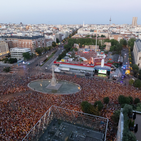 Imagen del p&uacute;blico viendo el partido en la plaza de Col&oacute;n