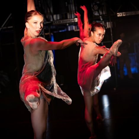 Actuaci&oacute;n del London City Ballet con su espect&aacute;culo Momentum en el Patio Central de CondeDuque