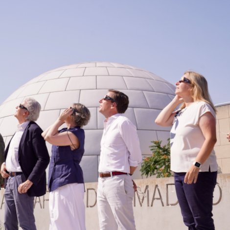 El alcalde de Madrid, Jos&eacute; Luis Mart&iacute;nez-Almeida, visita el Planetario de Madrid y conoce la programaci&oacute;n especial con motivo del eclipse
