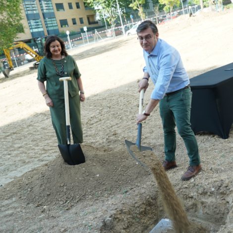 El delegado de Pol&iacute;ticas de Vivienda y presidente de la Empresa Municipal de la Vivienda y Suelo de Madrid (EMVS Madrid), &Aacute;lvaro Gonz&aacute;lez, coloca la primera piedra de Carabanchel 35