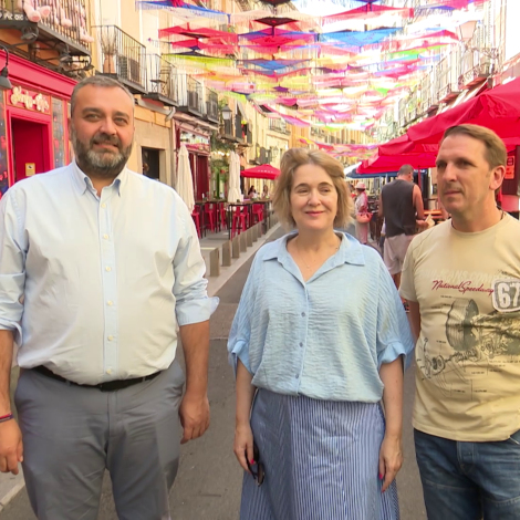 Rivera de la Cruz y Segura visitan la decoraci&oacute;n instalada por comerciantes y vecinos en la Cava Baja y la plaza del Humilladero