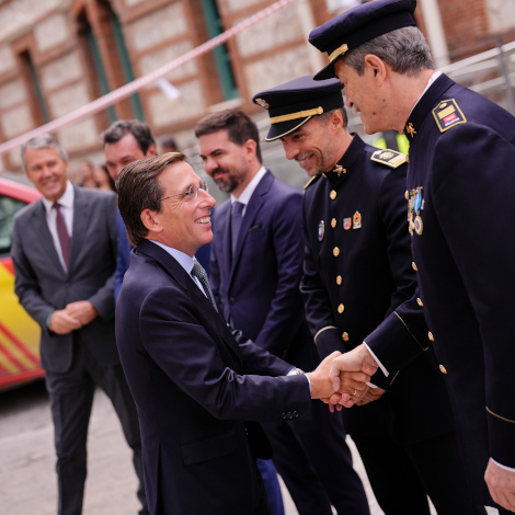 Almeida reconoce a los bomberos municipales de Madrid como garant&iacute;a de seguridad y ejemplo de servicio p&uacute;blico en las Fiestas de la Paloma