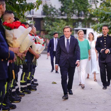 Almeida en el acto homenaje a los diez bomberos fallecidos en los Almacenes Arias en 1987