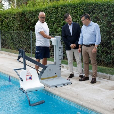 El delegado &Aacute;lvaro Gonz&aacute;lez y el concejal Jos&eacute; Antonio Mart&iacute;nez-P&aacute;ramo en la visita a la actuaci&oacute;n del Plan Adapta en una piscina comunitaria