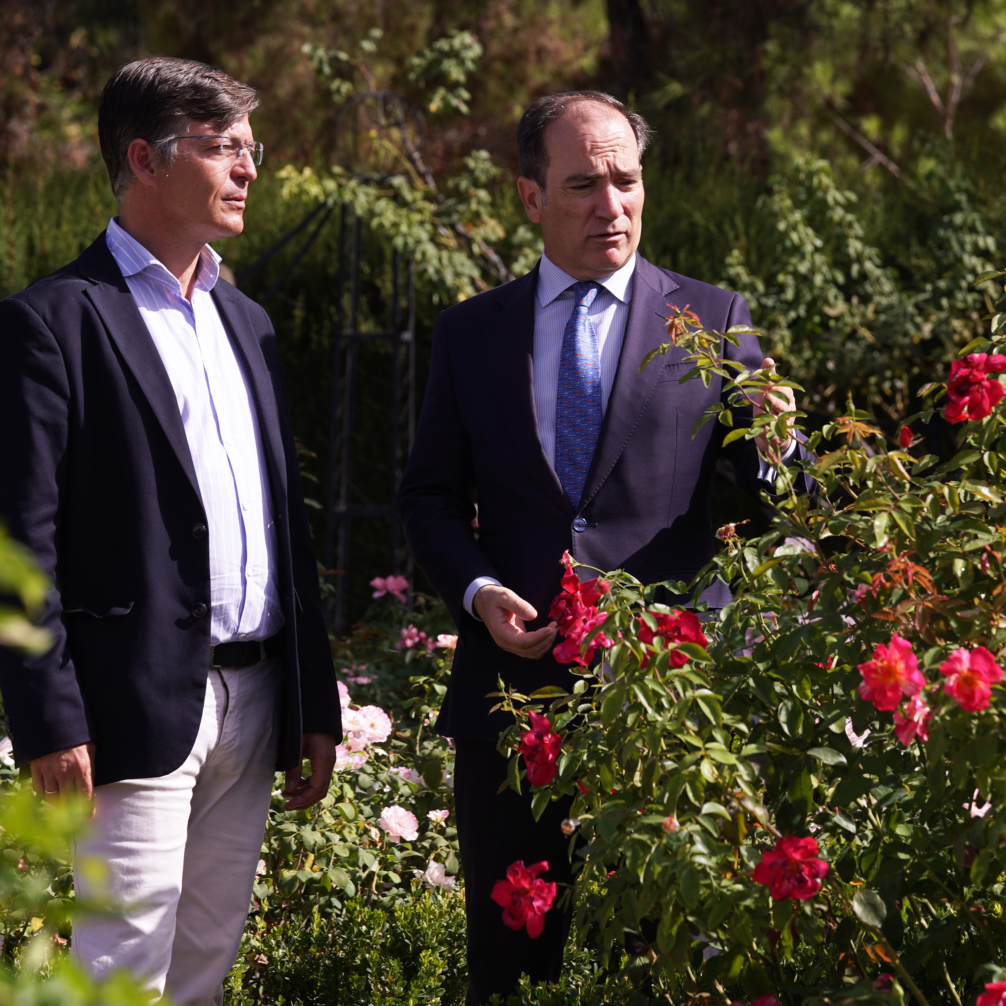 Carabante y Mart&iacute;nez P&aacute;ramo en su visita a la Rosaleda de los jardines del Buen Retiro