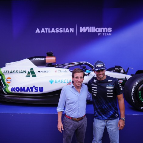 Almeida, en la presentaci&oacute;n del monoplaza de Atlassian Williams F1 Team en la plaza del Callao