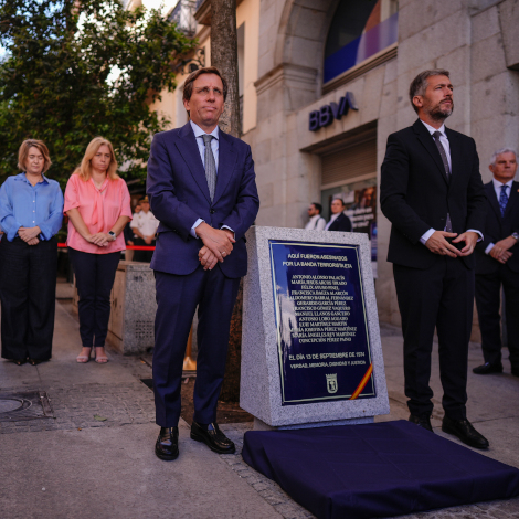 El alcalde de Madrid, Jos&eacute; Luis Mart&iacute;nez-Almeida, acompa&ntilde;ado de la vicealcaldesa y portavoz municipal, Inma Sanz; la delegada de Cultura, Turismo y Deporte, Marta Rivera de la Cruz, y el concejal de Centro, Carlos Segura, ha descubierto esta ma&ntilde;ana el monolito en recuerdo de las v&iacute;ctimas del atentado en la entonces cafeter&iacute;a Rolando, ubicada en el n&uacute;mero 4 de la calle del Correo