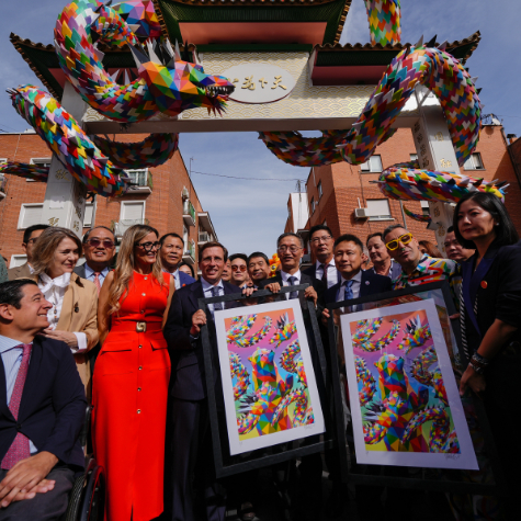 Foto de familia de la inauguraci&oacute;n del arco chino de Usera, de Okuda San Miguel