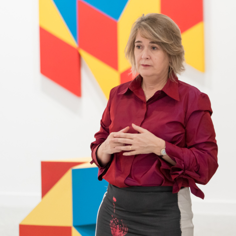La delegada de Cultura, Turismo y Deporte, Marta Rivera de la Cruz, durante su visita a la exposici&oacute;n &lsquo;Cruz Novillo&rsquo;