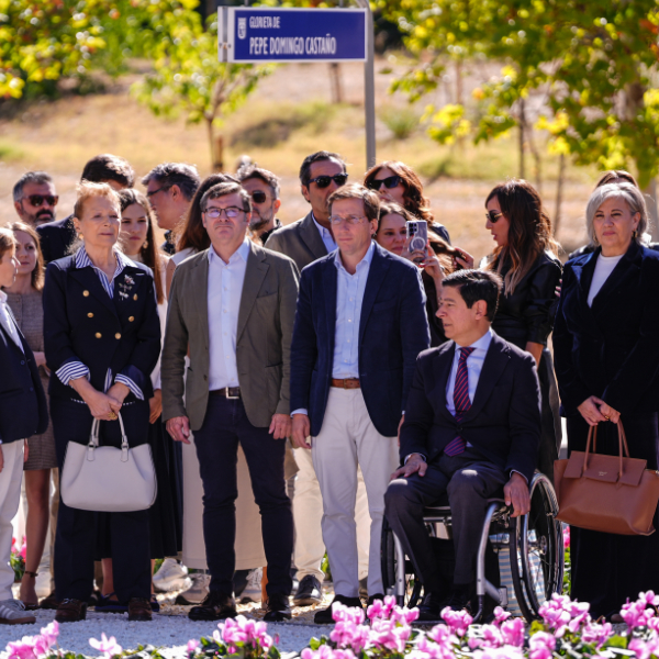 Acto del izado de la bandera nacional en la glorieta de Pepe Domingo Casta&ntilde;o