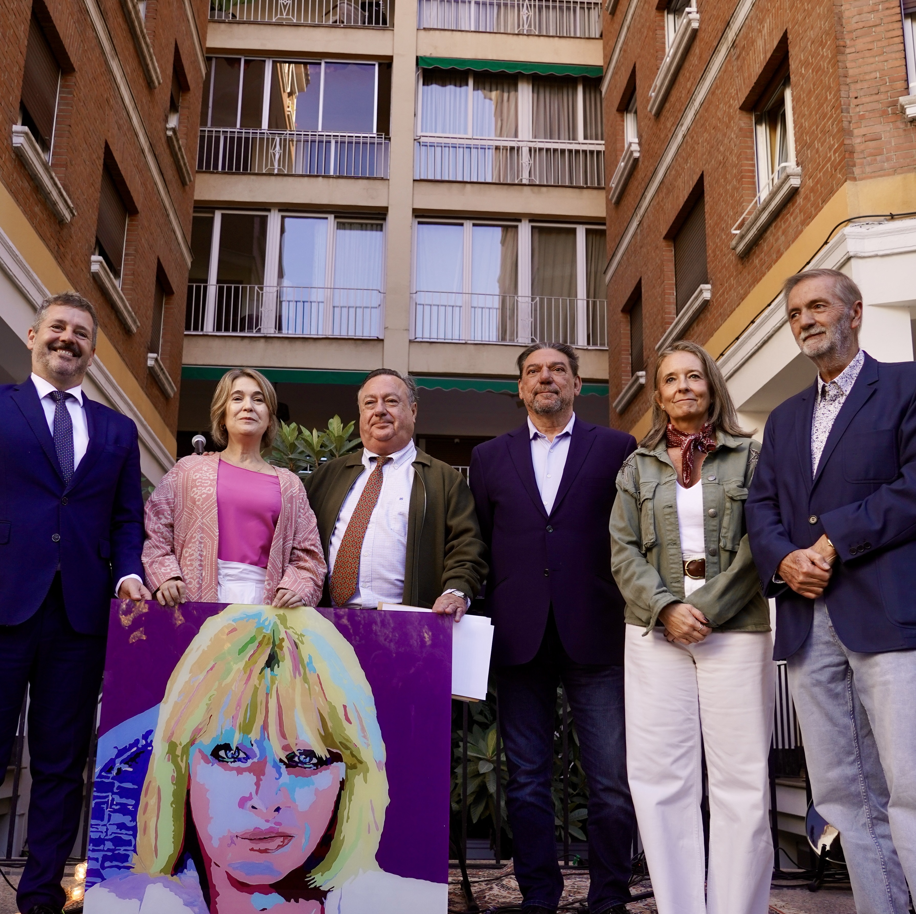 Madrid rinde homenaje a Mari Trini con una placa en su casa de juventud