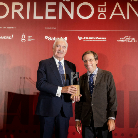 El alcalde de Madrid, Jos&eacute; Luis Mart&iacute;nez-Almeida, con Jos&eacute; Bogas, premio Madrile&ntilde;o del A&ntilde;o 2026 