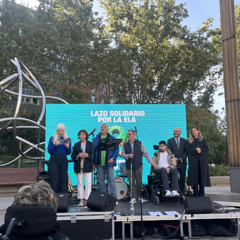 Madrid celebra un ‘lazo solidario por la ELA’ para visibilizar la enfermedad