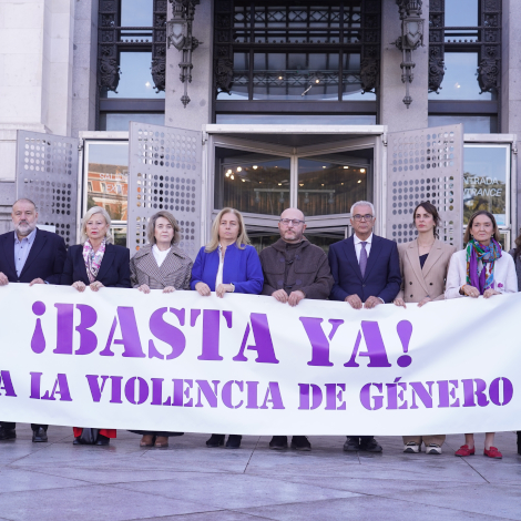 La vicealcaldesa, Inma Sanz, preside el minuto de silencio por el asesinato de una vecina de Carabanchel