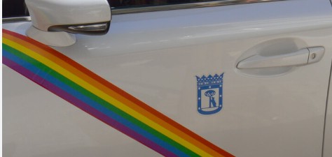 Foto de una franja arcoiris en lugar de la franja roja de los taxis de Madrid