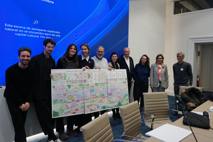 Ganadores con responsables del Ayuntamiento